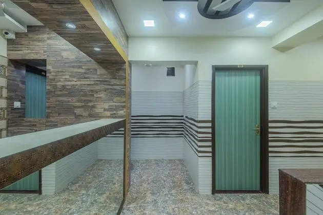 OYO 10016 Hotel Golden Inn - Lobi