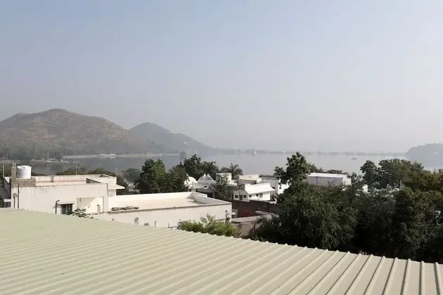 OYO 10206 Home Modern Stay near Fateh Sagar