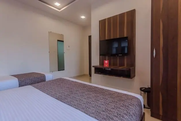 OYO 10217 Hotel Golden Palms - Oda