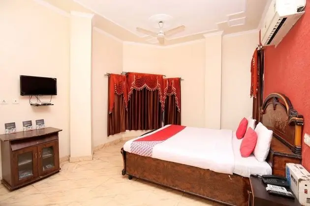 OYO 10239 Holiday INN Paradise