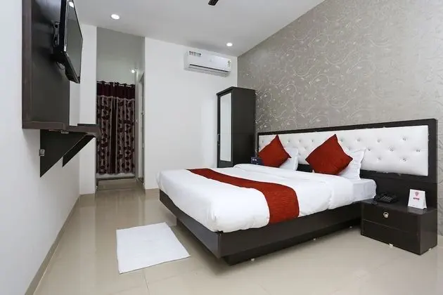 OYO 10718 White Oak Hotel