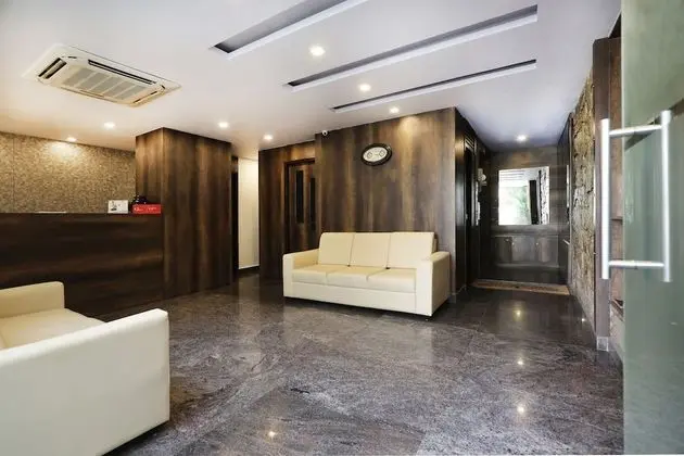 OYO 1078 Hotel Royal Serenity - Lobi