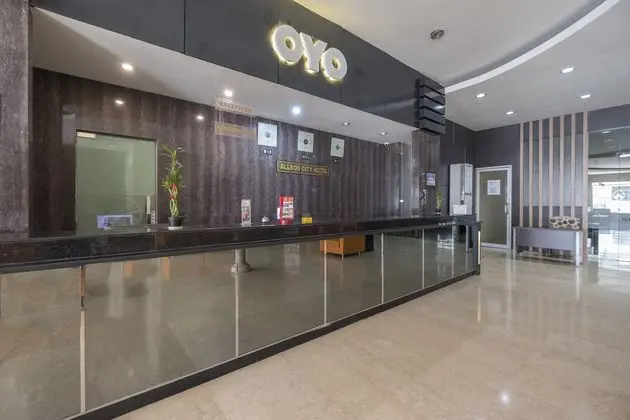 OYO 1081 Allson City Hotel Makassar - Lobi