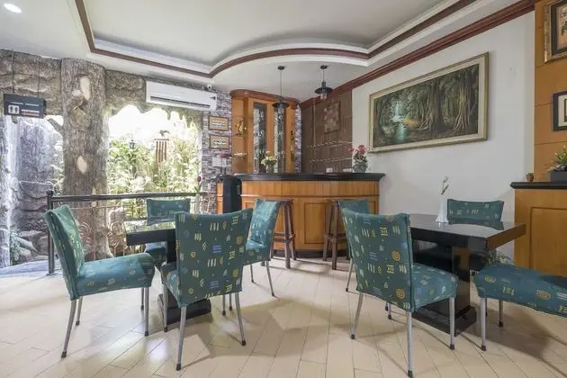 OYO 1090 Hotel Anging Mammiri Makassar - Yerinde Yemek