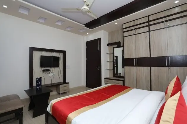 OYO 10960 Hotel Royal India