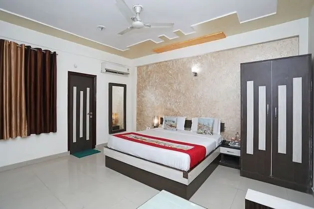 OYO 11005 Hotel Shanti Palace