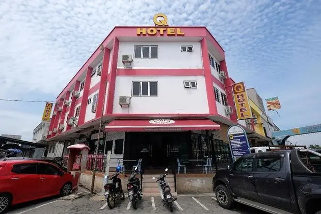 OYO 1104 Q HOTEL