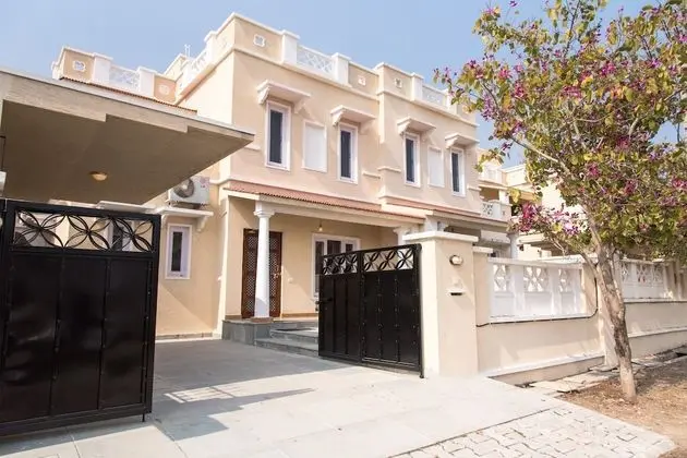 OYO 11064 Home Spacious 3BHK Near Hiran Magri