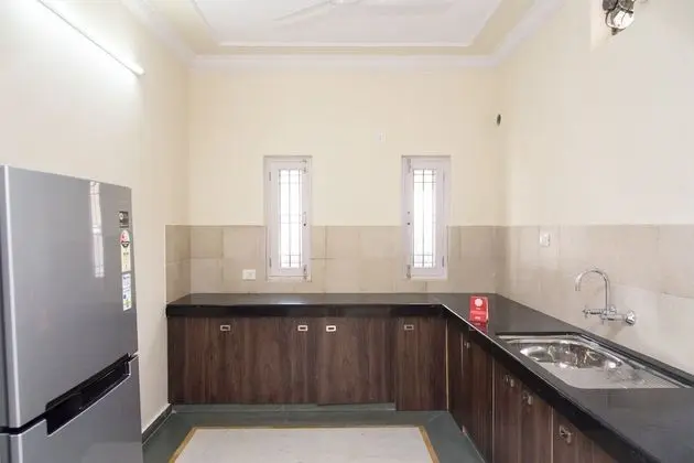 OYO 11064 Home Spacious 3BHK Near Hiran Magri - Mutfak
