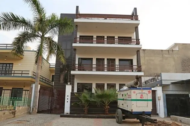 OYO 11090 Maira Homes