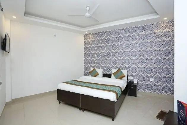 OYO 11384 Hotel Diamond Star