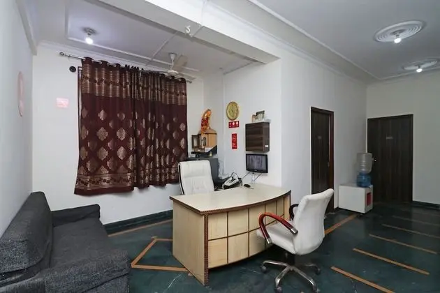 OYO 11452 Golden Castle Lodge - Lobi