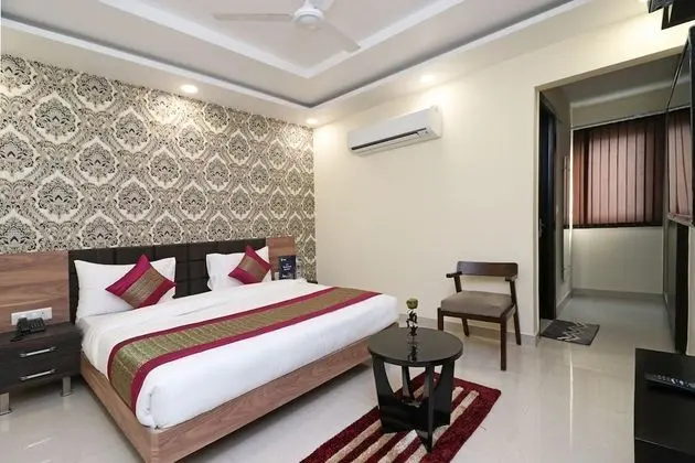 OYO 11611 Royal Palace Inn