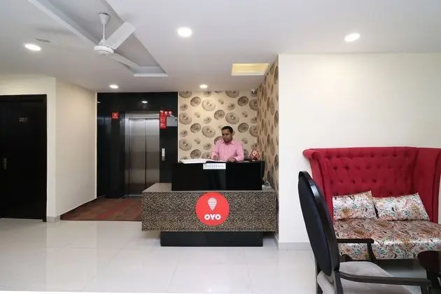 OYO 11611 Royal Palace Inn - Lobi