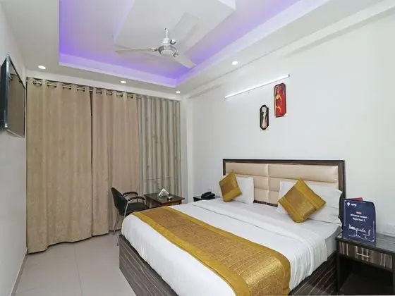 OYO 11633 Hotel Sweet Palace