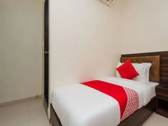 OYO 11706 Hotel Avion Park - Oda