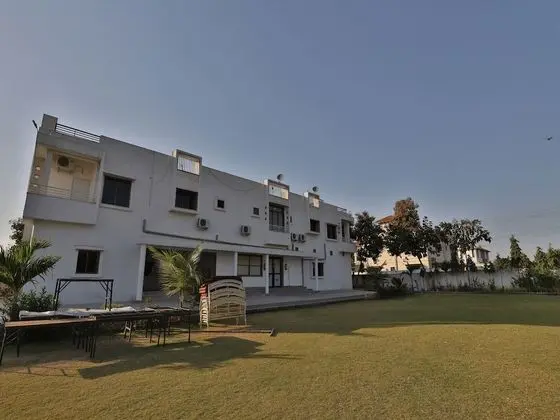 OYO 11750 Hotel Starz