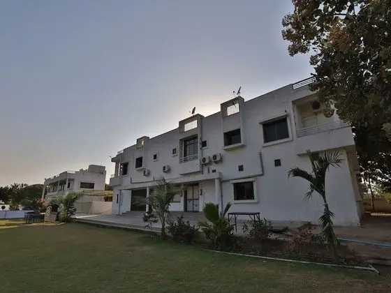 OYO 11750 Hotel Starz - Dış Mekan