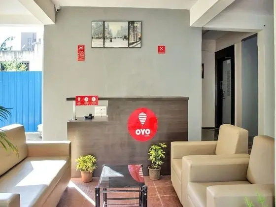 OYO 12042 Green Olives Apartments - Lobi