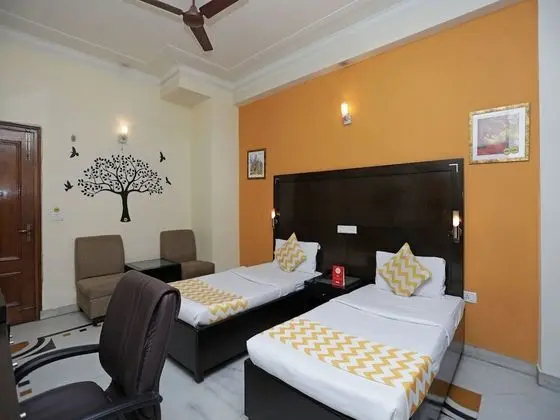 OYO 12075 Hotel Regalia Retreat - Oda