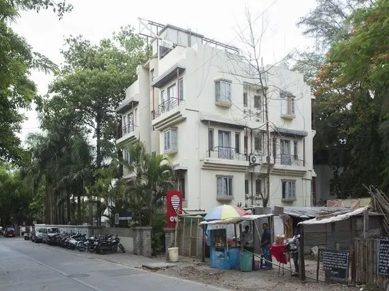 OYO 1216 Hotel New White House