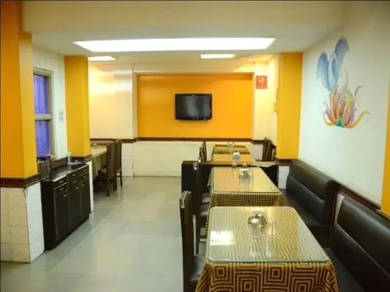 OYO 1216 Hotel New White House - Yerinde Yemek