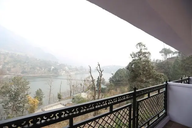 OYO 12312 Home Lake View 2 BHK Bhimtal - Oda Düzeni