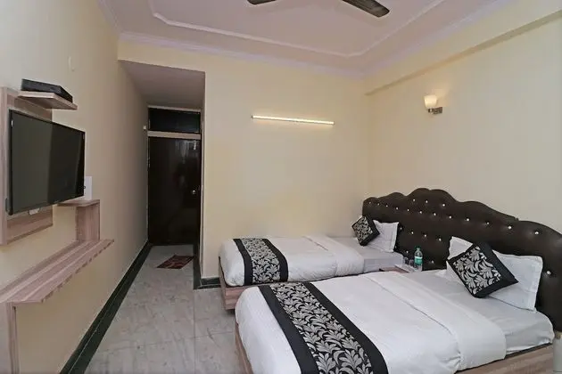 OYO 12419 Hotel Silver Shine