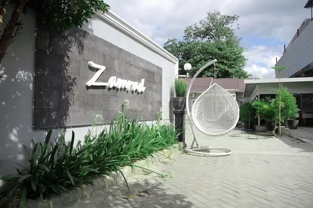 OYO 1265 Zamrud Hotel - Dış Mekan
