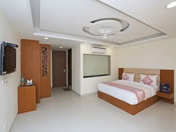 OYO 12674 Hotel Decent Palace