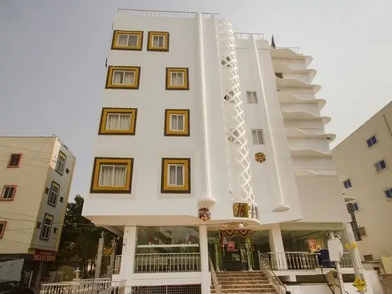 OYO 13062 Kamala Residency-Inn - Dış Mekan