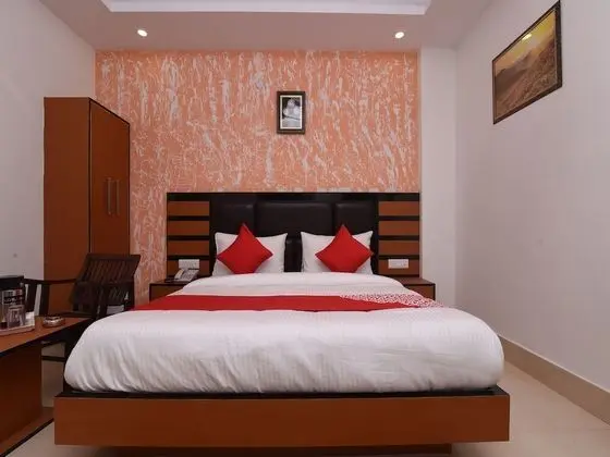 OYO 13310 Noida Suites