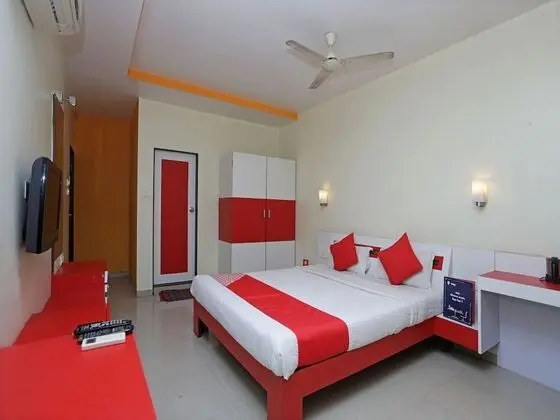 OYO 13477 Sreemaa