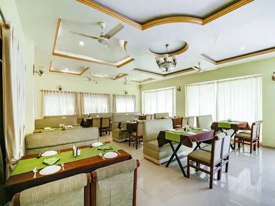 OYO 13810 Hotel The Gentleman - Yerinde Yemek