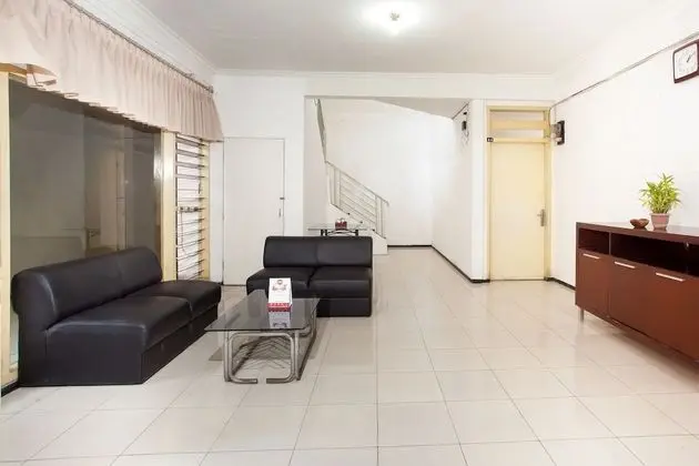 OYO 143 Dukuh Kupang Residence - Lobi