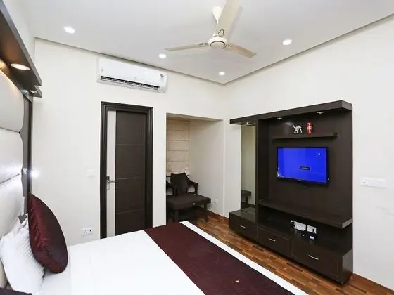 OYO 14389 Diplomat Suites