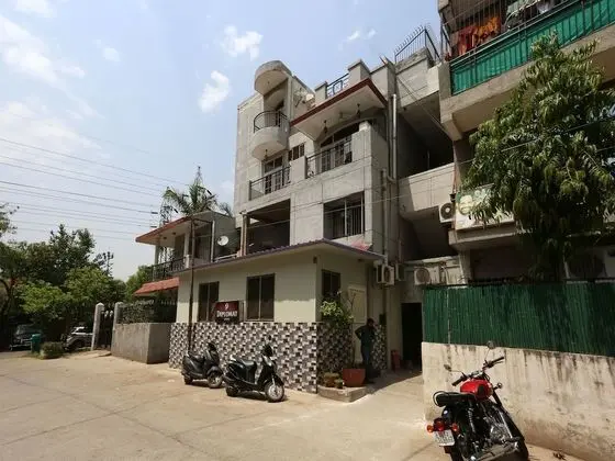 OYO 14389 Diplomat Suites