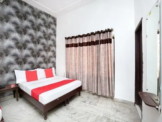OYO 14494 Hotel Ramneek