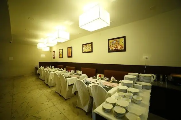 OYO 1456 Hotel Raj Classic Inn - Yerinde Yemek
