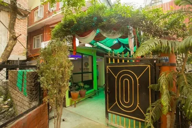 OYO 146 Somewhere Hotel & Restaurant - Dış Mekan