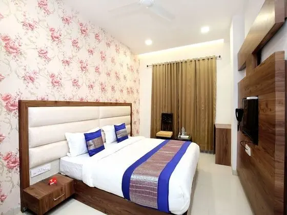 OYO 15208 Hotel Unique