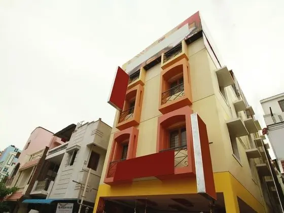 OYO 15427 Hotel Apple Grand