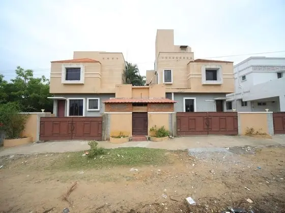 OYO 15517 Kms House