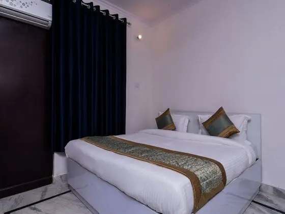 OYO 15624 Golden Plaza