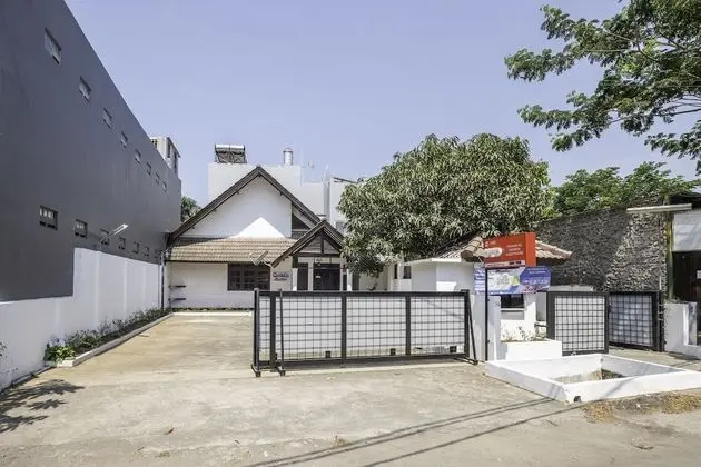 OYO 1568 Stasiun Ka Cirebon Guest House - Dış Mekan