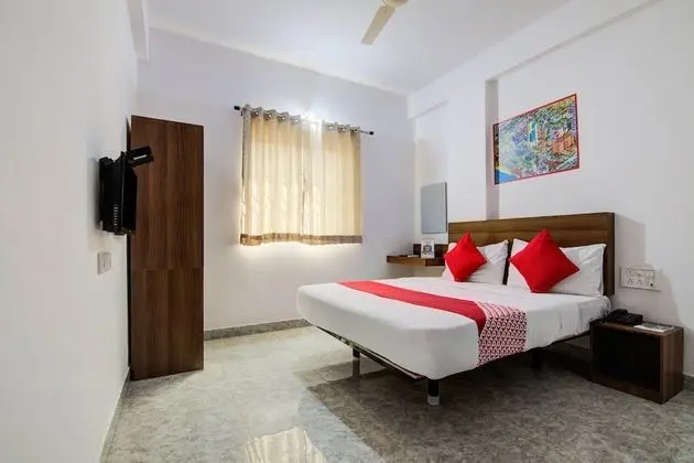 OYO 15695 Varcity Comforts - Oda