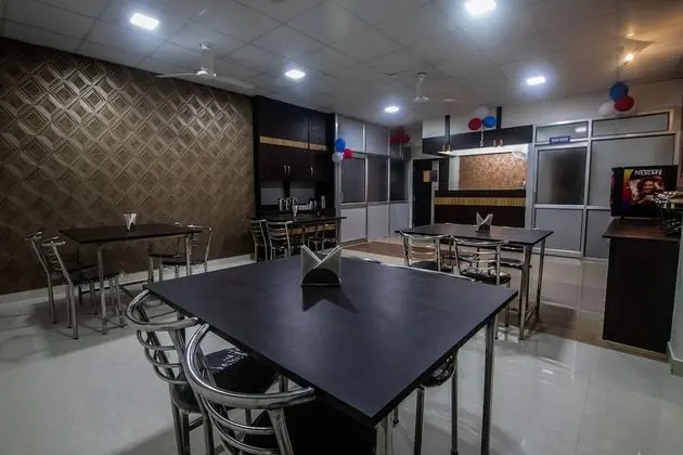 OYO 15700 Spectrum Residency - Yerinde Yemek