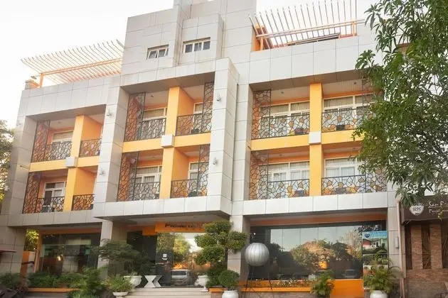 OYO 159 San Remigio Pensionne Suites - Dış Mekan