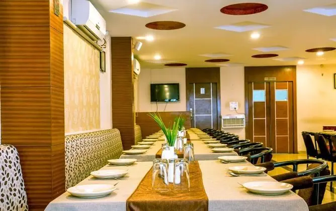 OYO 1594 Hotel Landmark - Yerinde Yemek