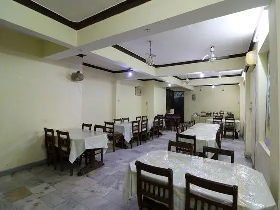 OYO 16112 Hotel Uruvela International - Yerinde Yemek